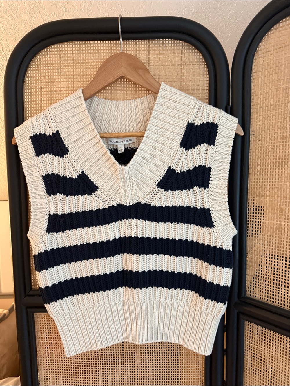 Banana Republic Organic Cotton V Neck Cropped Sweater Vest S